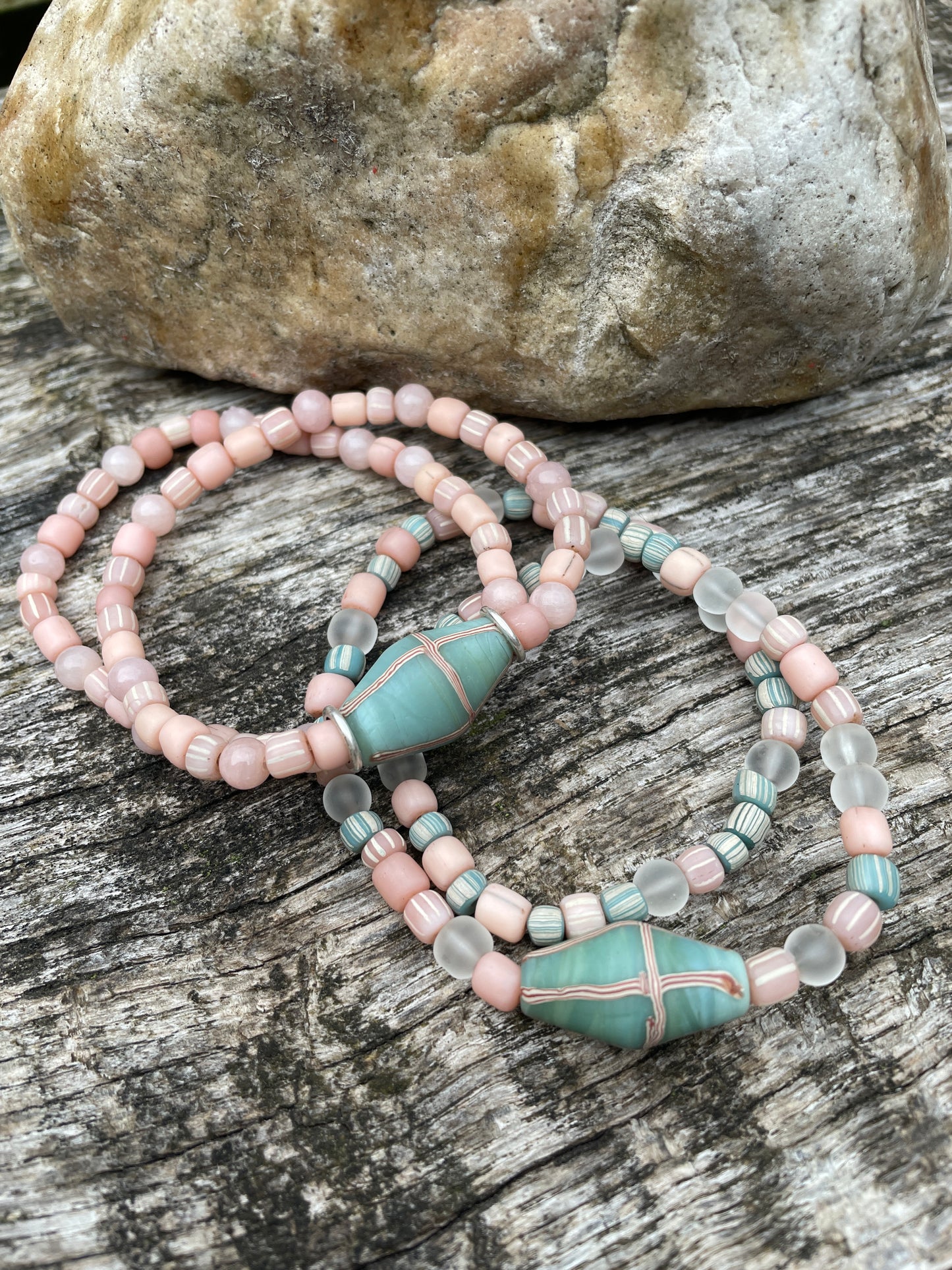 Armband „Rosadouble“ Javaperle, indonesisches Glas und Quarz