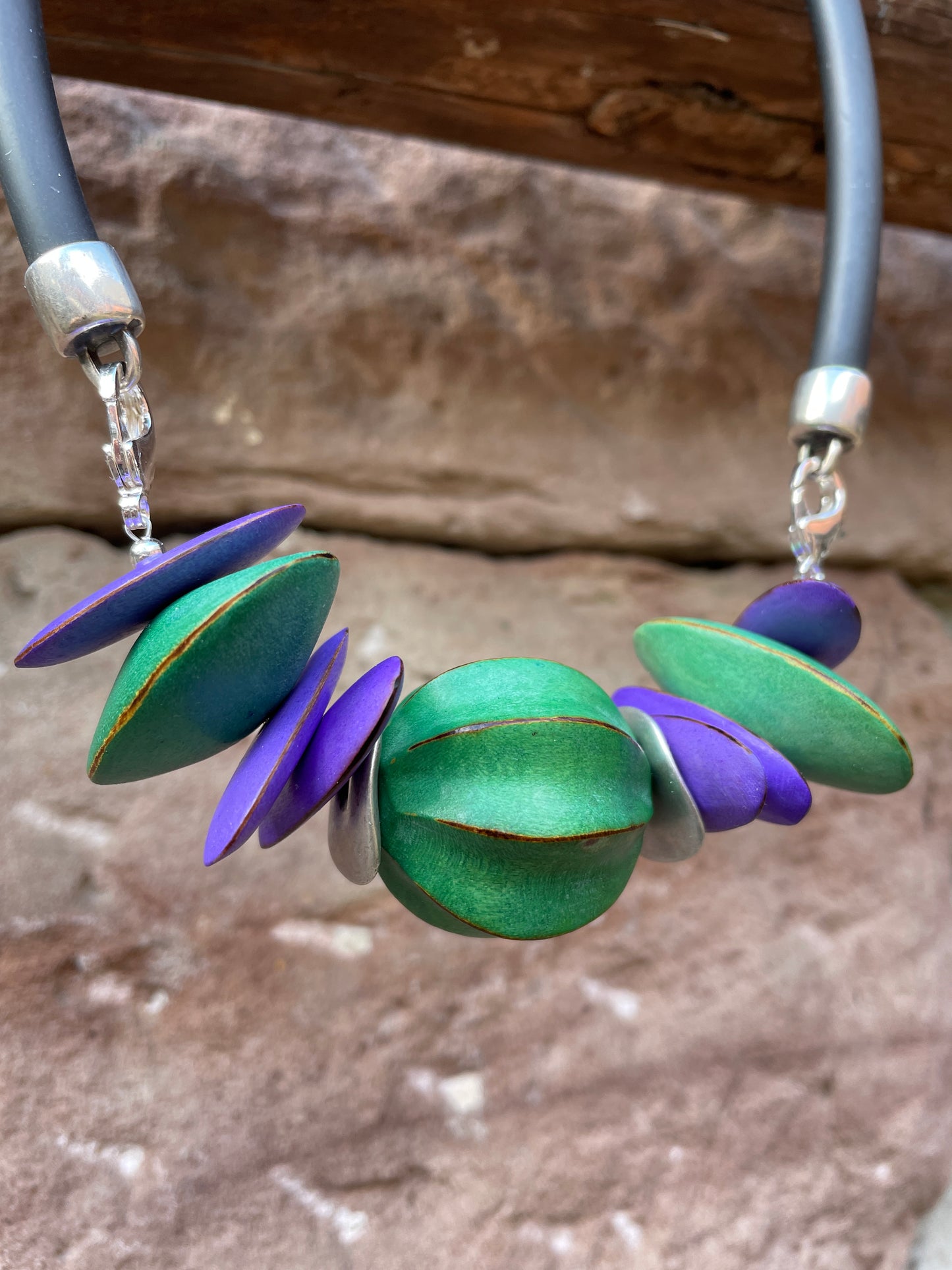 Wechselmitte, geflammtes Holz, grün und lila