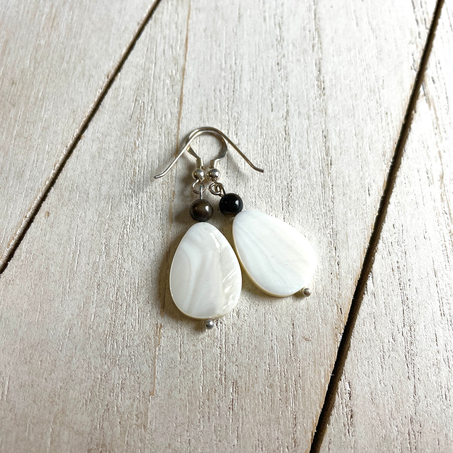 Ohrringe Muschelperle Tropfen weiß, 925
