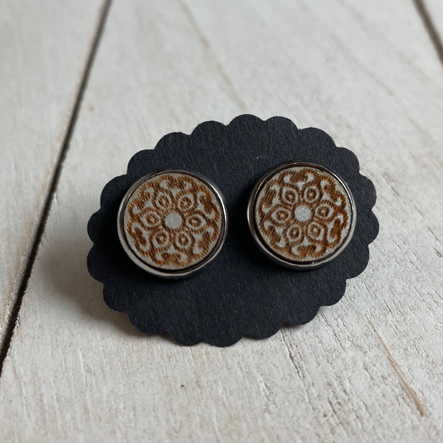 Ohrstecker Holzcabochon - Mandala silber
