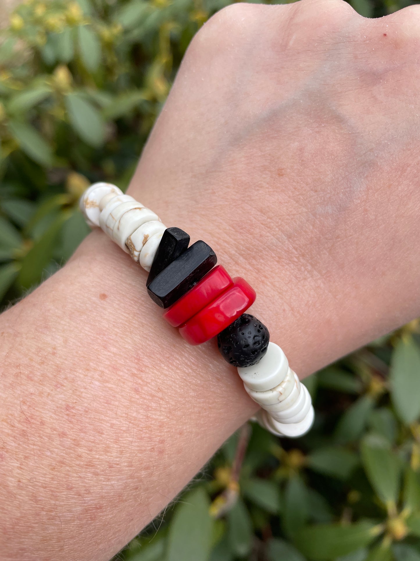 Armband Koralle, Lava, Howlithscheiben