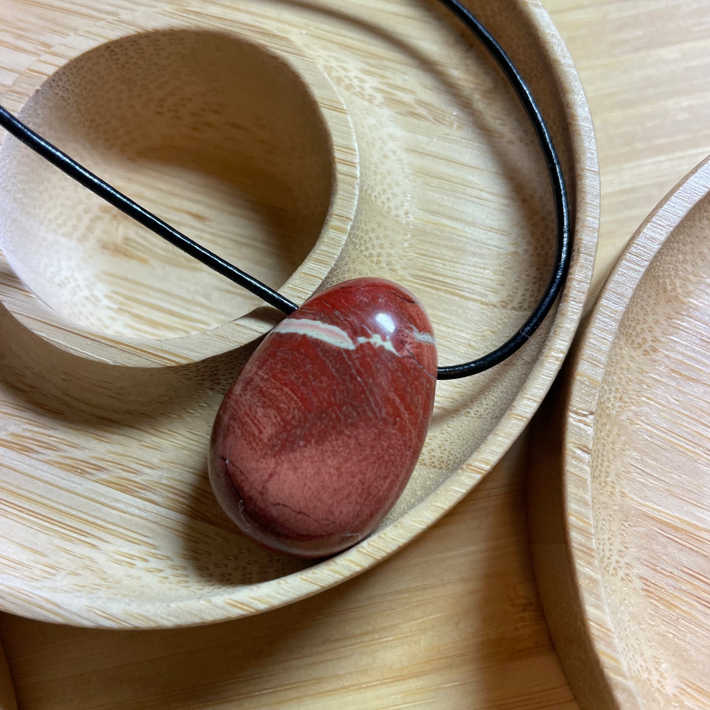 Roter Jaspis, Trommelstein gebohrt, Anhänger