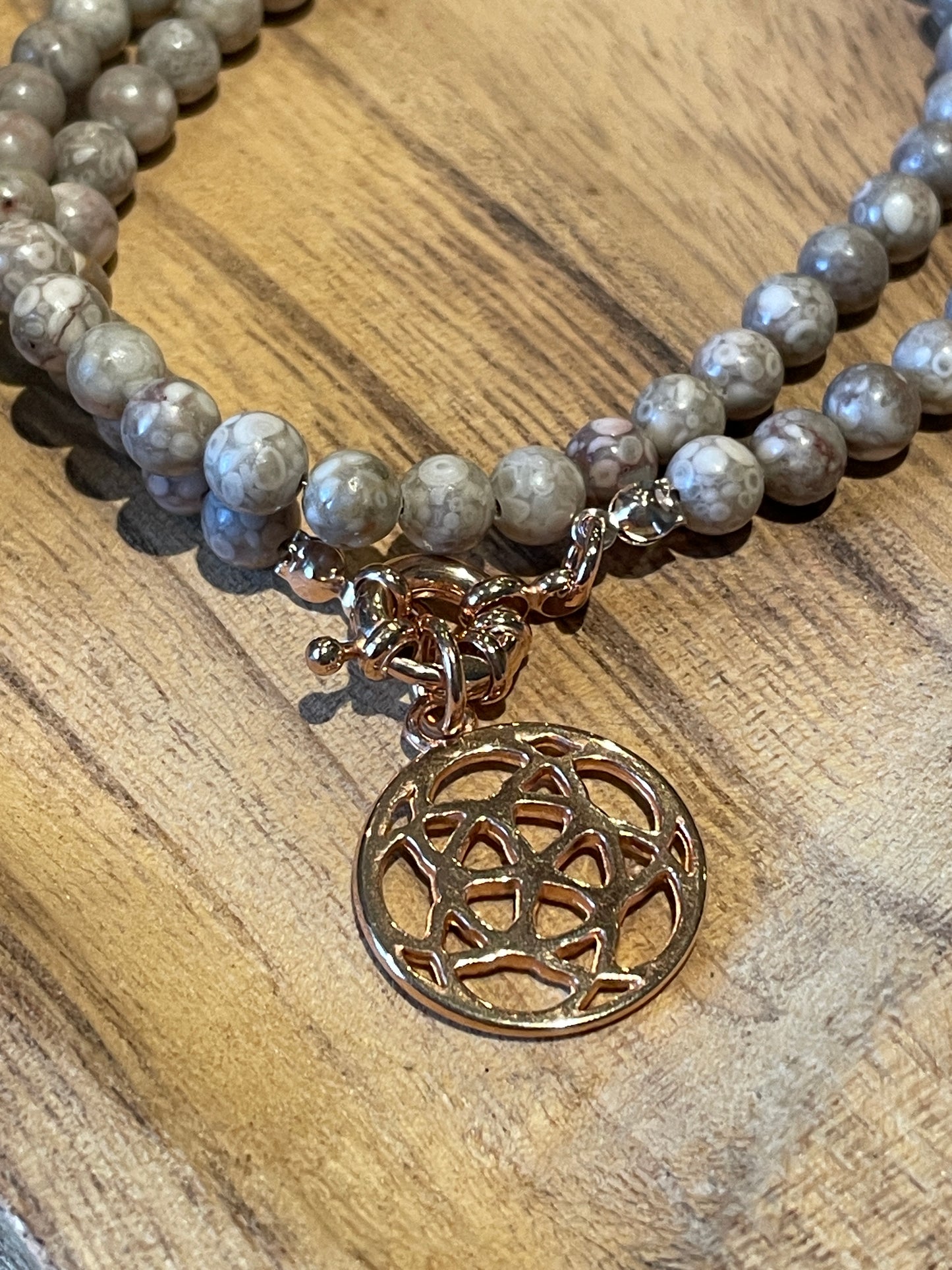 Reserviert- Kette beige-grau, Anhänger rosegold