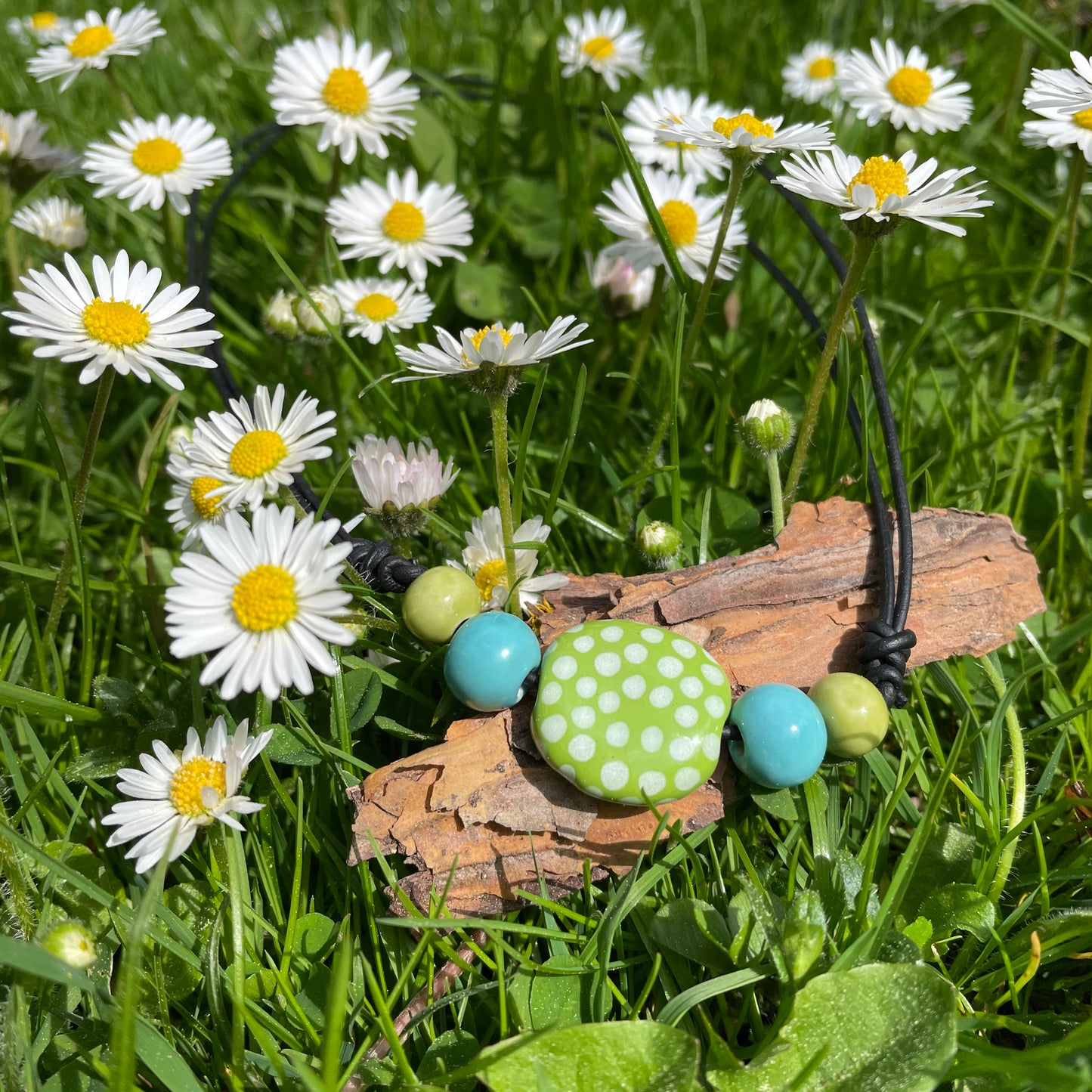 Keramikperlen am Lederband -Frühling